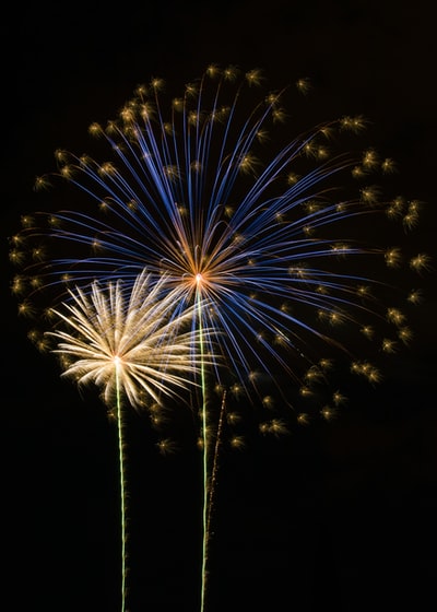 夜间燃放白色和黄色烟花
